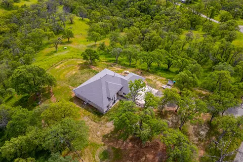 Exterior - 16416 Old Mission Dr, Red Bluff, CA 96080 photo 7 of 9