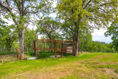 Exterior - 16416 Old Mission Dr, Red Bluff, CA 96080 photo 5 of 9
