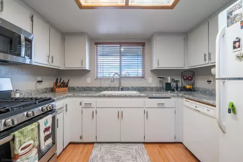 Kitchen - 3765 Lake Forest Dr, Redding, CA 96003 photo 4 of 5