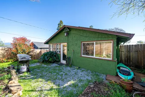 Exterior - 1186 Willis St, Redding, CA 96001 photo 8 of 9