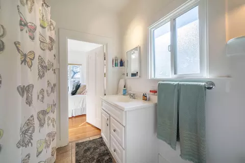 Bath - 1186 Willis St, Redding, CA 96001 photo 2 of 2