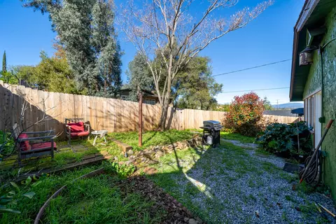 Exterior - 1186 Willis St, Redding, CA 96001 photo 6 of 9
