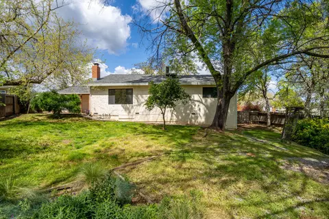 Exterior - 2119 Wisconsin Ave, Redding, CA 96001 photo 3 of 4