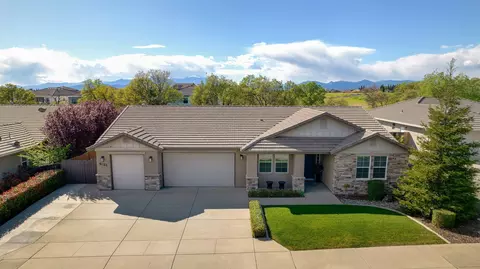 4022 Palm Springs Dr, Redding, CA 96002