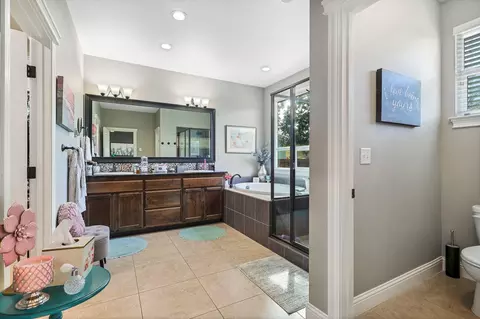 Bath - 4022 Palm Springs Dr, Redding, CA 96002 photo 2 of 3