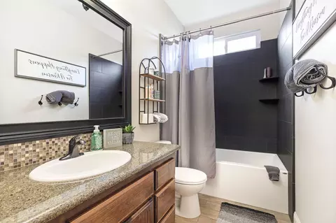 Bath - 4022 Palm Springs Dr, Redding, CA 96002 photo 3 of 3