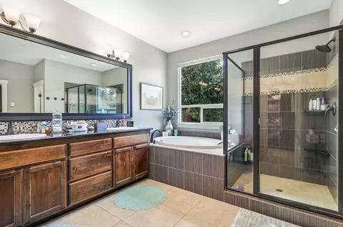 Bath - 4022 Palm Springs Dr, Redding, CA 96002 photo 1 of 3