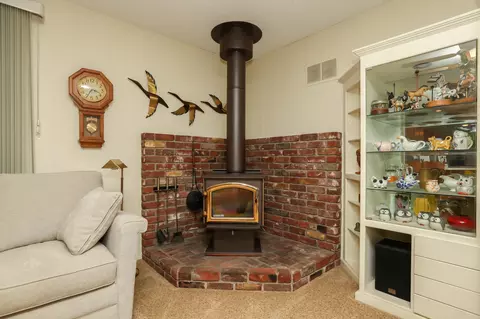 Living - 905 Hallmark Dr, Redding, CA 96001 photo 6 of 6