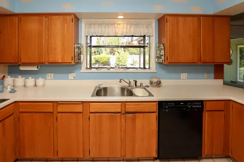 Kitchen - 905 Hallmark Dr, Redding, CA 96001 photo 7 of 9