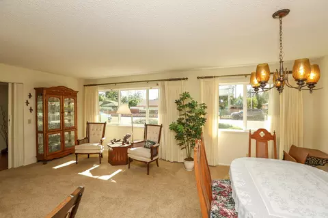 Living - 905 Hallmark Dr, Redding, CA 96001 photo 4 of 6
