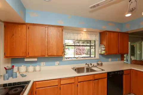 Kitchen - 905 Hallmark Dr, Redding, CA 96001 photo 6 of 9