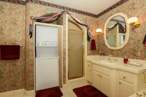 Bath - 905 Hallmark Dr, Redding, CA 96001 photo 2 of 3