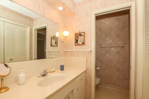 Bath - 905 Hallmark Dr, Redding, CA 96001 photo 3 of 3