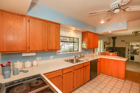 Kitchen - 905 Hallmark Dr, Redding, CA 96001 photo 5 of 9