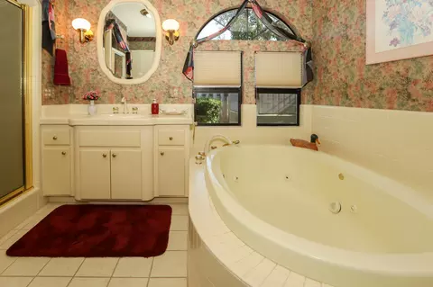 Bath - 905 Hallmark Dr, Redding, CA 96001 photo 1 of 3
