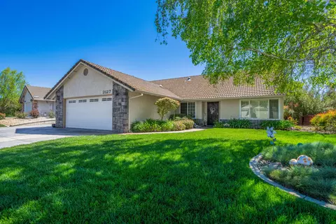 Exterior - 2127 Sophy Pl, Redding, CA 96003 photo 13 of 15