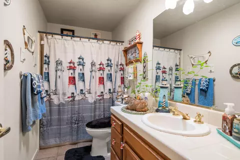 Bath - 2127 Sophy Pl, Redding, CA 96003 photo 5 of 5