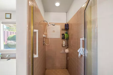 Bath - 2127 Sophy Pl, Redding, CA 96003 photo 4 of 5