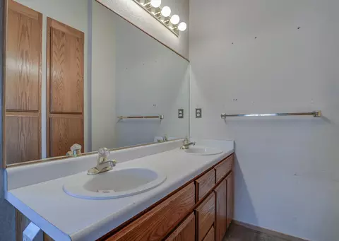 Bath - 19263 Bjan Ln, Redding, CA 96003 photo 2 of 3