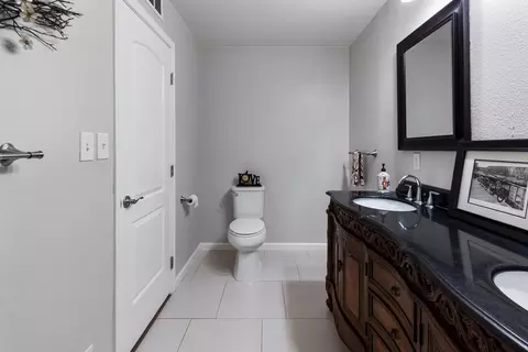 Bath - 4084 Alta Mesa Dr, Redding, CA 96002 photo 2 of 7