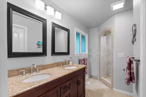 Bath - 4084 Alta Mesa Dr, Redding, CA 96002 photo 3 of 7