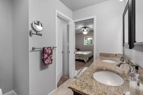Bath - 4084 Alta Mesa Dr, Redding, CA 96002 photo 4 of 7