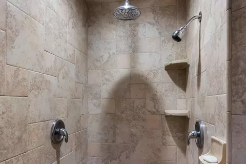 Bath - 4084 Alta Mesa Dr, Redding, CA 96002 photo 6 of 7