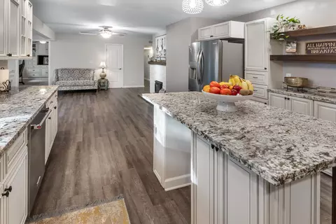 Kitchen - 4084 Alta Mesa Dr, Redding, CA 96002 photo 4 of 5