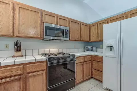 Kitchen - 1934 Kinvarra Way, Redding, CA 96001 photo 3 of 4