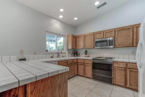 Kitchen - 1934 Kinvarra Way, Redding, CA 96001 photo 2 of 4