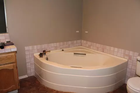 Bath - 11459 Suggie Ln, Redding, CA 96003 photo 1 of 2