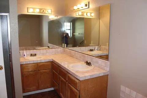 Bath - 11459 Suggie Ln, Redding, CA 96003 photo 2 of 2