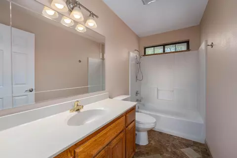 Bath - 21 Quail Hollow Way, Red Bluff, CA 96080 photo 4 of 5