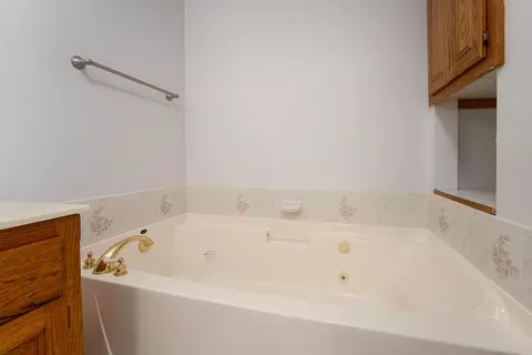 Bath - 21 Quail Hollow Way, Red Bluff, CA 96080 photo 1 of 5