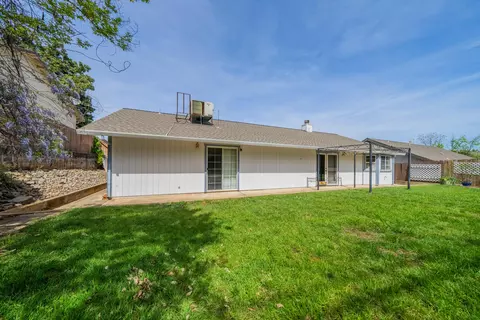 Exterior - 4966 Tralee Ln, Redding, CA 96001 photo 8 of 9