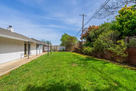 Exterior - 4966 Tralee Ln, Redding, CA 96001 photo 6 of 9