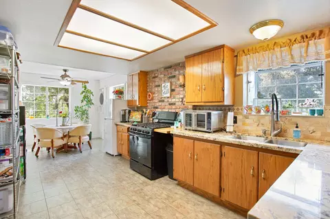 Kitchen - 15410 Willowlane Ct, Red Bluff, CA 96080 photo 2 of 4