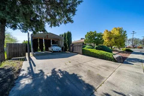 Exterior - 3540 Tamarack Dr, Redding, CA 96003 photo 8 of 9