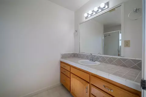 Bath - 3540 Tamarack Dr, Redding, CA 96003 photo 1 of 4