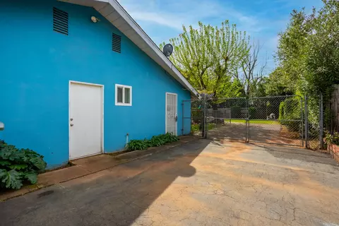 Exterior - 2876 Blue View St, Redding, CA 96002 photo 7 of 9