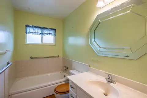 Bath - 2876 Blue View St, Redding, CA 96002 photo 1 of 2