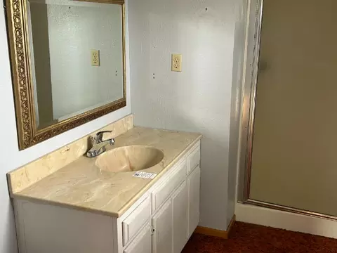 Bath - 20982 Dodson Ln, Anderson, CA 96007 photo 8 of 8