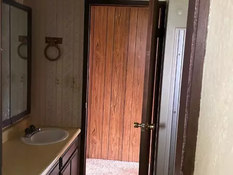 Bath - 20982 Dodson Ln, Anderson, CA 96007 photo 7 of 8