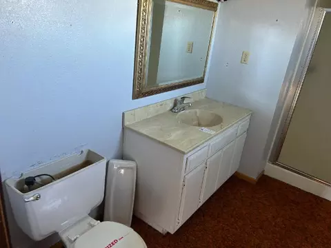 Bath - 20982 Dodson Ln, Anderson, CA 96007 photo 5 of 8