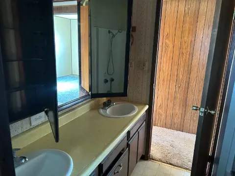 Bath - 20982 Dodson Ln, Anderson, CA 96007 photo 2 of 8