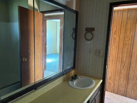 Bath - 20982 Dodson Ln, Anderson, CA 96007 photo 3 of 8