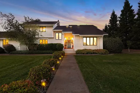 8143 Green Acres Ln, Redding, CA 96002