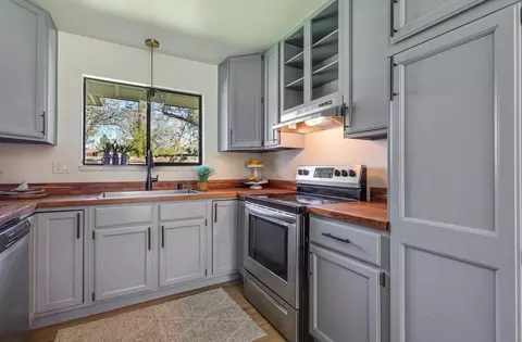 Kitchen - 2750 Potts Ln, Redding, CA 96001 photo 9 of 11