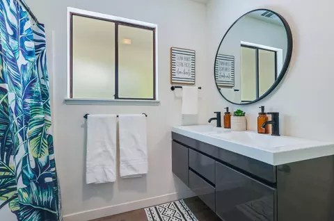 Bath - 2750 Potts Ln, Redding, CA 96001 photo 2 of 4