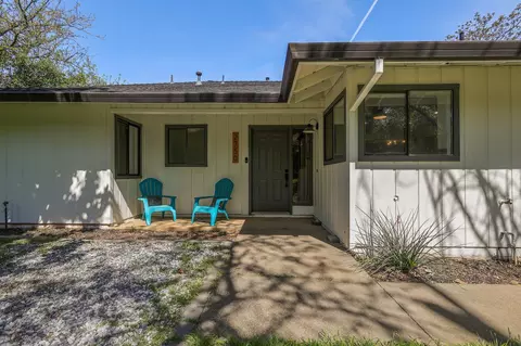 Exterior - 2750 Potts Ln, Redding, CA 96001 photo 4 of 14